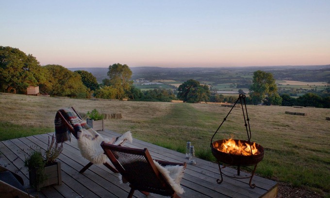 Kingston St Mary Cabine | Shepherd Hut with free Hot Tub, Wifi and Breakfast Hamper.