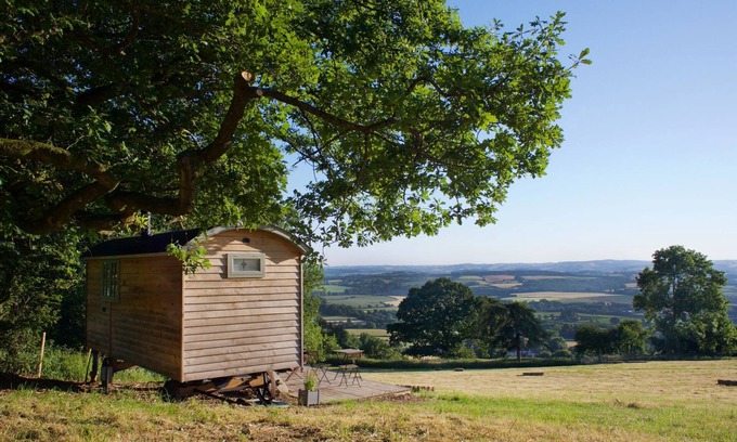 Kingston St Mary Cabine | Shepherd Hut with free Hot Tub, Wifi and Breakfast Hamper.