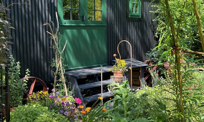 Wingfield Maison | Shepherd's Hut with wood fired hot tub near Bath