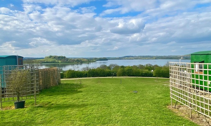 Longdon Cabine | Shepherd's Hut With Wood-Fired Hot Tub And Epic Views Over Rutland Water