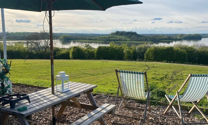 Longdon Cabine | Shepherd's Hut With Wood-Fired Hot Tub And Epic Views Over Rutland Water