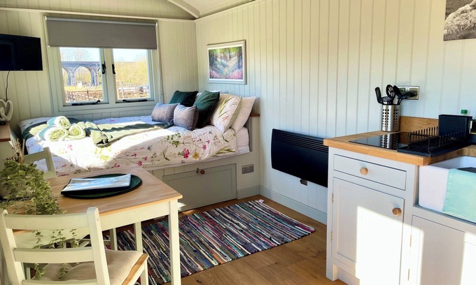 Mangotsfield Cabine | Shepherds Hut in the Cotswolds