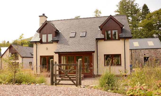 Torcastle Maison | SHEPHERDS REST, pet friendly, with open fire in Banavie
