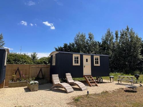 Brackley Maison | ShepherdsHut-Cotswolds-PetFriendly-WoodBurner