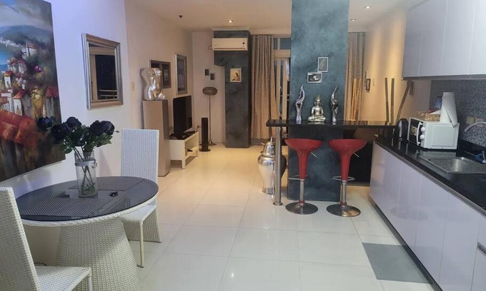 Balibago Appartement | Sheryll Escapes - Kandi Posh 1BR with King bed, fibre Wi-Fi & Free housekeeping