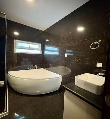 Malabanias Appartement | Sheryll Escapes - La Grande Poolside 1 BR with Bathtub, WiFi & Netflix