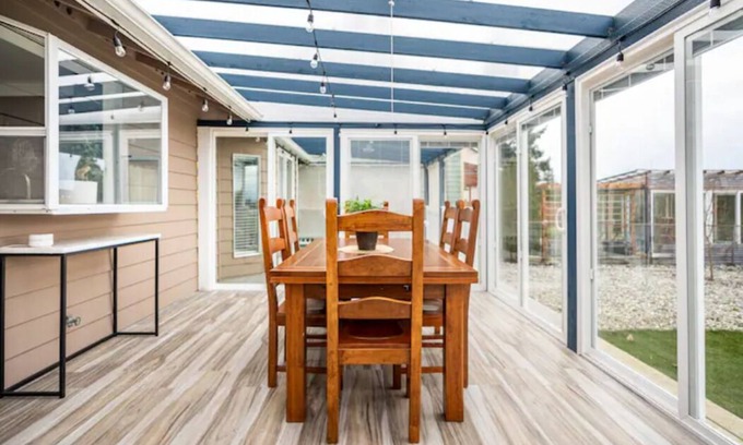 Murphys Corner Maison | Shiny Rambler House with a Spacious Solarium.