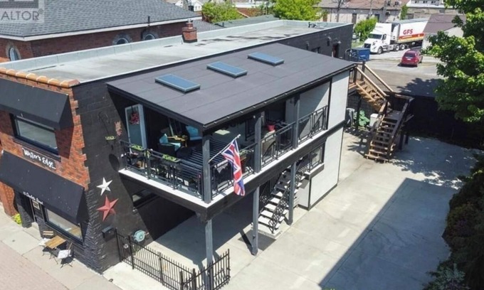Port Colborne Appartement | Ship watching from the patio at the mouth of the Welland Canal!