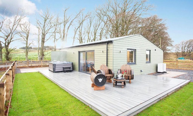 Eddleston Maison | Shiphorns luxury cabin with a hot tub