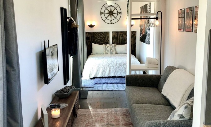 Elmo Cabine | Shipping Container Home with Waterfront View ✨ 45 min from Dallas