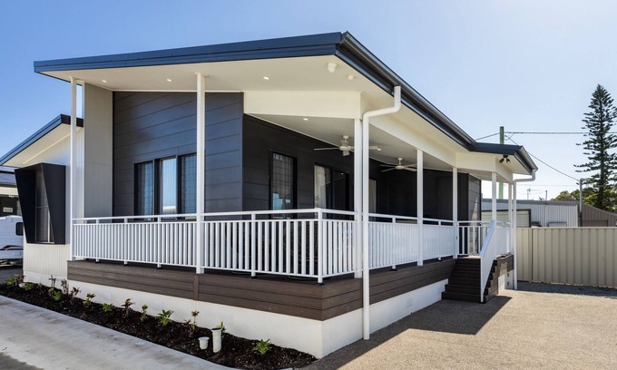Marks Point Maison | Shiraz at Marks Point: Lovely 2-Bed Villa