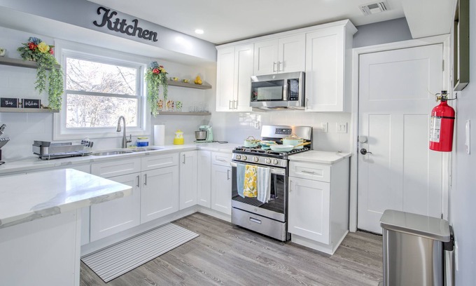 Keansburg Maison | Shore house Family Vacation Home, NJ Pet Friendly, 5-min walk to the theme park!