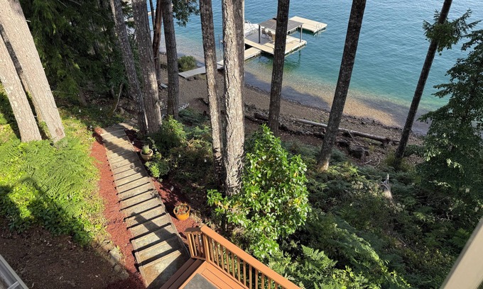 Youbou Maison | Shoreline Cottage on lake Cowichan