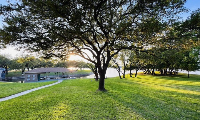Granbury Maison | Shorhaus, Gorgeous Main Body Lake Retreat