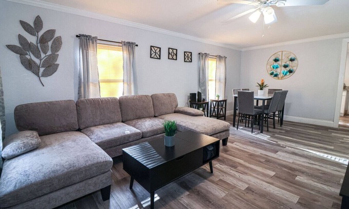 East Tampa Maison | Short drive to Everything