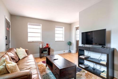 Victorian Village Maison | Short North Convention Private Parking Pets!