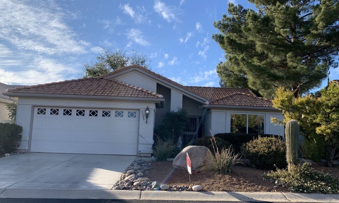 Saddlebrooke Maison | Short Walk to Activity Center and pool with beautiful yard - pet friendly!!
