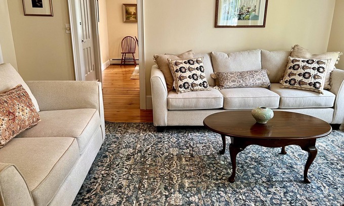 Skaneateles Historic District Maison | Short walk to restaurants and lake front parks.