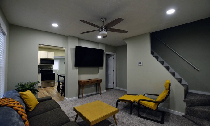 Kent Maison | Short walk to river or downtown Kent.