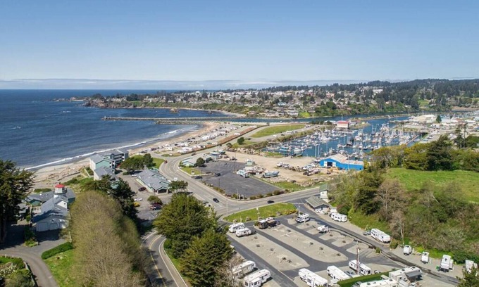 Harbor Maison | Hot Tub Short walk to the beach Pacific Hideaway!