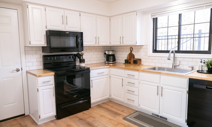Forest Hills Copropriété | Side by side duplex w/ private driveway, yard and easy access to everything