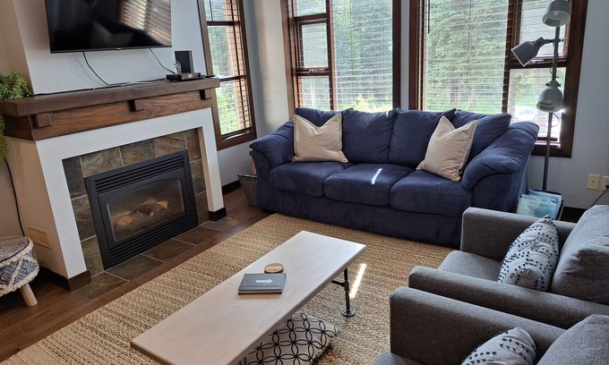 Sun Peaks Copropriété | SideTracked in Sun Peaks - Cozy ski in and ski out with a private hot tub