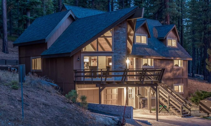 Montgomery Estates Maison | Chalet de luxe Sierra House: 7 chambres, 16 couchages, bain à remous, table de billard et plus encore!