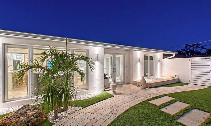 Siesta Key Village Maison | Siesta Key Oasis-Spectacular with heated pool/spa and steps to beach and Village