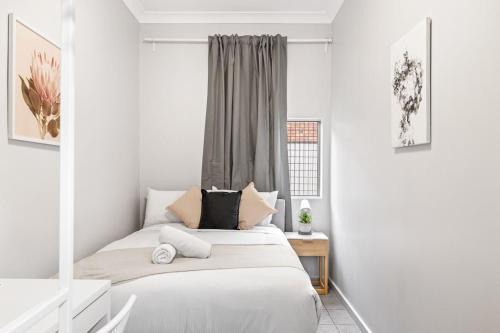 Auburn Maison | Signature Double Room in Auburn - Shared Bathroom