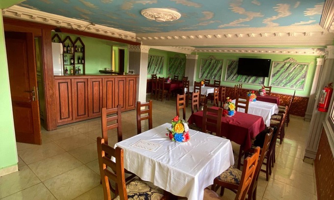 Bafoussam Lit Et Petit-Déjeuner | SIGNE TAKOU LINUS CHRISTIAN