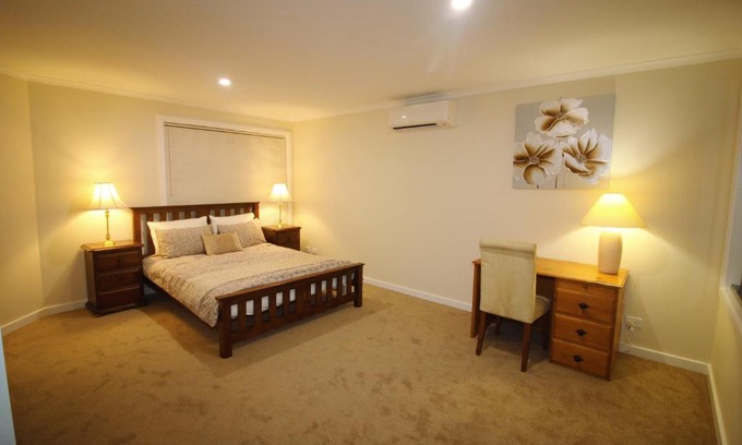 Airport West Maison | Silver House - Melbourne Airport Accommodation - 7 Minutes from Melbourne Airport