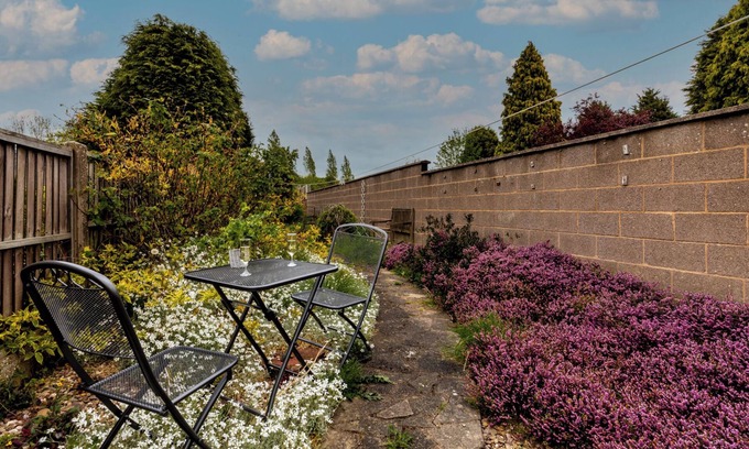 Swadlincote Maison | Silver Stag Properties, Cozy 2 BR House w Garden