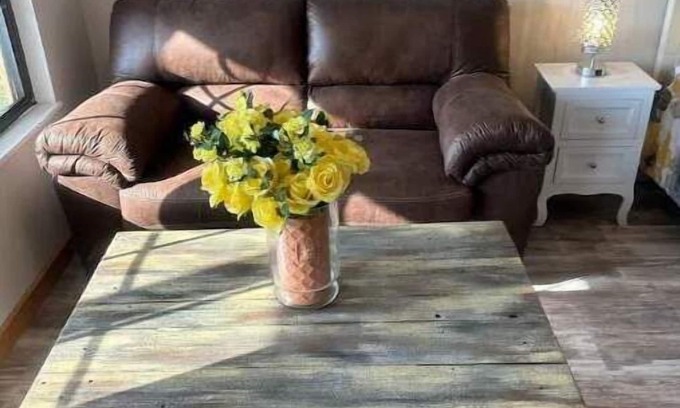Johnson City Cabine | SilverDollar Winery Yellow Rose