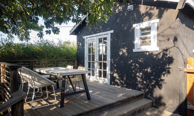 Silver Lake Maison | Silverlake's Bali Bungalow - ideal location, private balcony, A/C, free laundry!