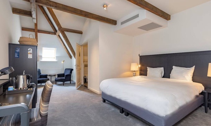 Baarlo Hôtel | Simple Countryside Stay with Bike Access! Free Paking and Onsite Dining!