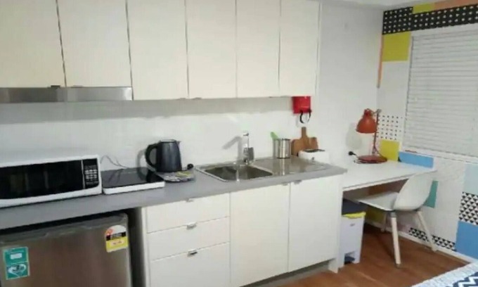Sunnybank Maison | Simple Sunnybank Studio FREE A/C, parking & WiFi