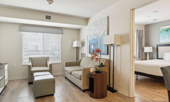 Far North Central Appartement | Simplicity At the Rim 1207 I Spacious 1 Bed 1 Bth