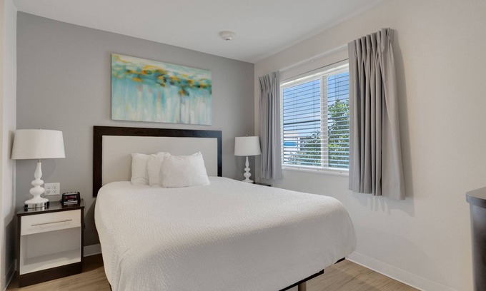 Far North Central Appartement | Simplicity At the Rim 1203 I Spacious 1 Bed 1 Bth