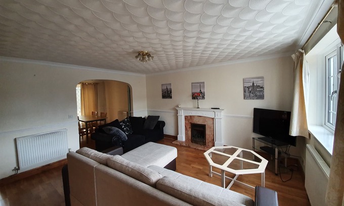 Swindon Maison | Maison simplement spacieuse pour jusqu'à 10