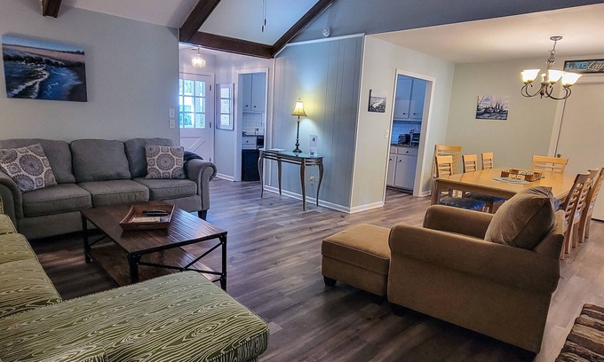 Mount Pleasant Maison | Simply Sunny Fun! 4BR Close to DT Chas & Beaches! Great backyard firepit & games