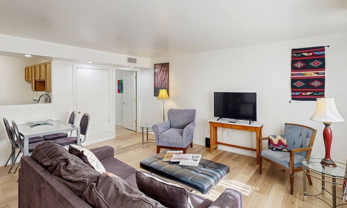 Menlo Park Copropriété | Single-level Condo with community pool/hot tub/clubhouse, in central location