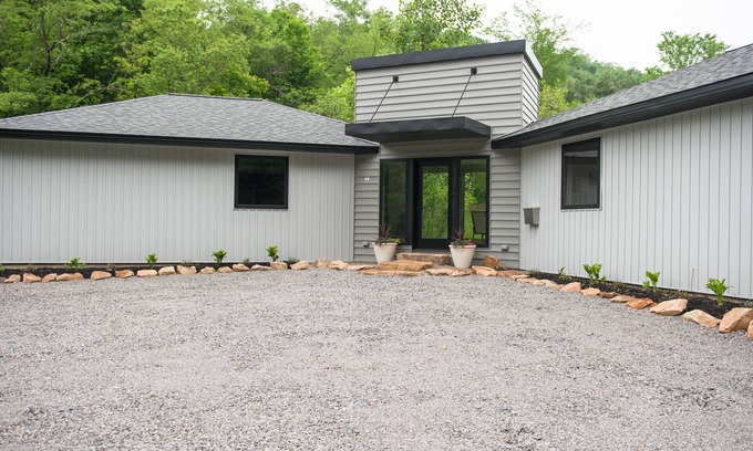 Sarver Maison | Maison neuve de plain-pied avec terrasse et ruisseau