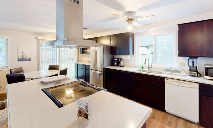 Central Oregon Maison | Single-level home with fenced yard, covered patio & central AC