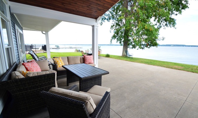 Oaks Corners Lit Et Petit-Déjeuner | Single Level Lakefront Paradise. Pool, Hot Tub, Kayaks and More. Sleeps 10 Adults