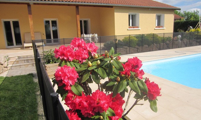 Grezieu-la-Varenne Villa | Maison de plain pied avec terrasse équipée et piscine au sel