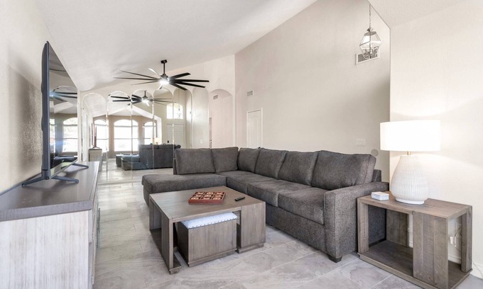 Avondale Maison | Single Story, Dog Friendly, Great Location Near Dining, Shopping + Major Sports Venues, BBQ, WIFI