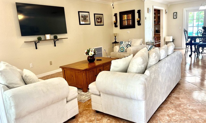 Sandalfoot Cove Maison | SingleHouse 3 bedroom 2 full bathrooms also desk and chair for work from home