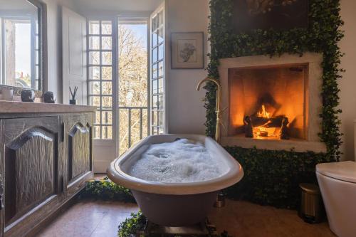 Sintra Hôtel | Sintra WOW - Unique double Smart Room in 17th century Palace! Hot tub, Snooker, BBQ, PS5, Sauna, Gym