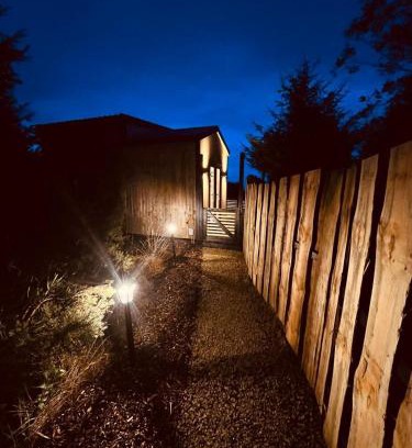 Fivemilebourne Maison | Sionnach Cabin - Private outdoor hot tub - Pet friendly