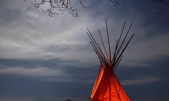 Bitry Cabine | Sioux tepee in the wilderness